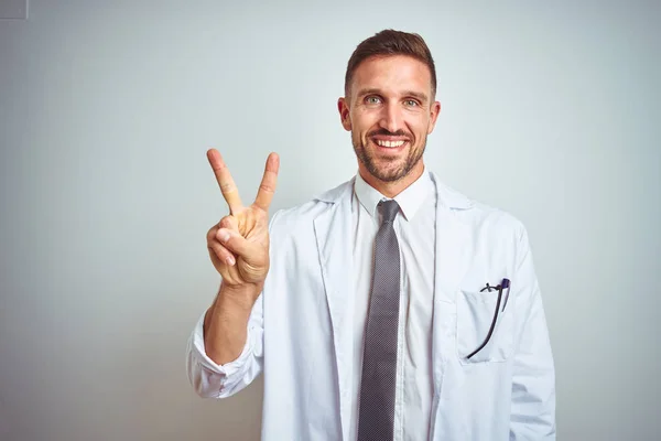 Giovane Bell Uomo Medico Indossa Cappotto Profressionale Bianco Sfondo Isolato — Foto Stock