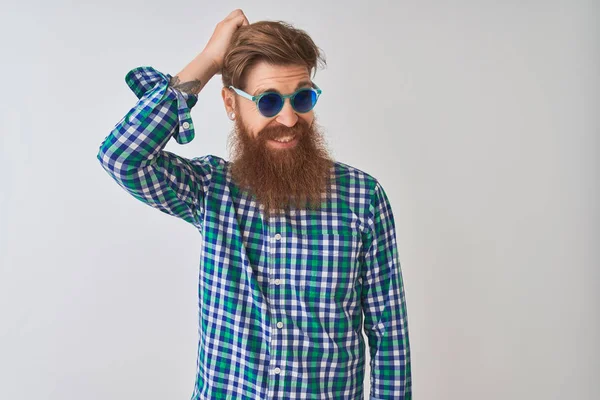 Joven Pelirrojo Irlandés Hombre Con Camisa Casual Gafas Sol Sobre —  Fotos de Stock