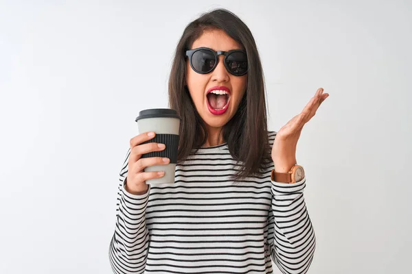 Mujer China Con Gafas Sol Bebiendo Llevar Café Sobre Fondo — Foto de Stock