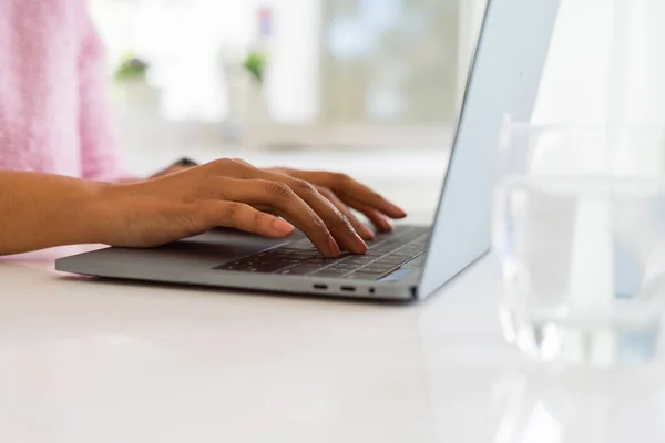 Primo piano della giovane donna che lavora digitando utilizzando il computer portatile — Foto Stock
