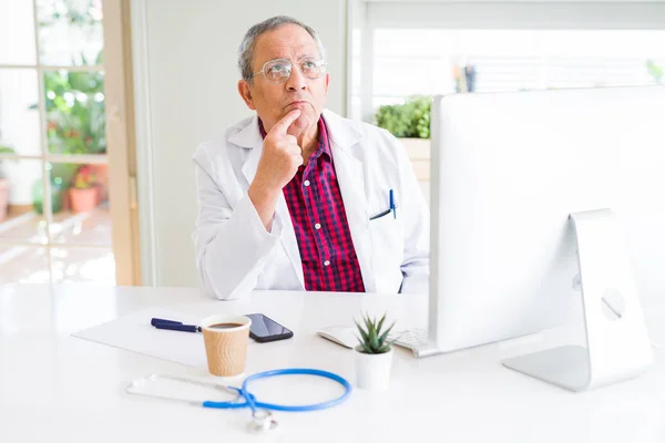 Przystojny Starszy Lekarz Człowiek Robi Badania Pomocą Laptopa Szuka Lekarstwa — Zdjęcie stockowe