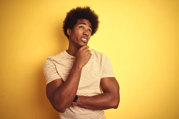 Amerikanischer Mann Mit Afro Haaren Und Gestreiftem Shirt Der Vor — Stockfoto