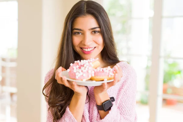 Belle jeune femme souriante tenant une assiette pleine de délicieux — Photo