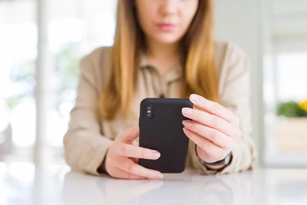 Primer plano de la mujer usando el teléfono inteligente —  Fotos de Stock