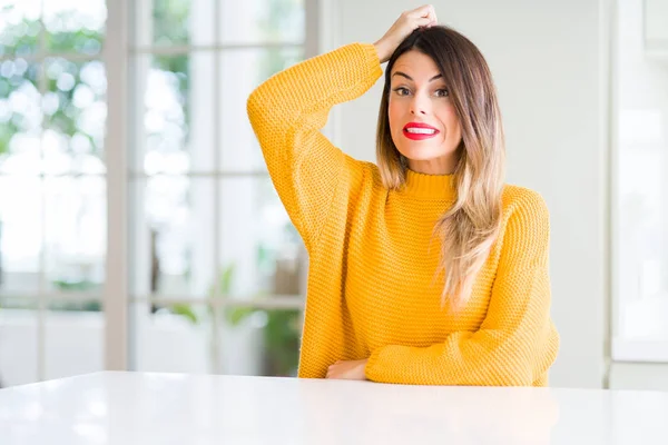 Jovem Mulher Bonita Vestindo Camisola Inverno Casa Confundir Perguntar Sobre — Fotografia de Stock