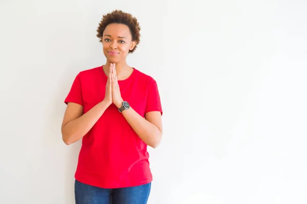 Jonge Mooie Afrikaanse Amerikaanse Vrouw Witte Achtergrond Met Handen Samen — Stockfoto