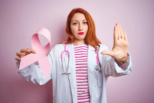 Junge Rothaarige Ärztin Mit Krebsband Vor Rosa Isoliertem Hintergrund Mit — Stockfoto