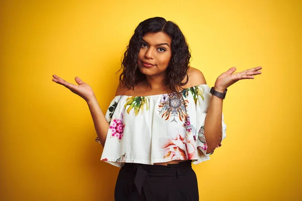 Mujer Transexual Transgénero Con Camiseta Verano Sobre Fondo Amarillo Aislado — Foto de Stock