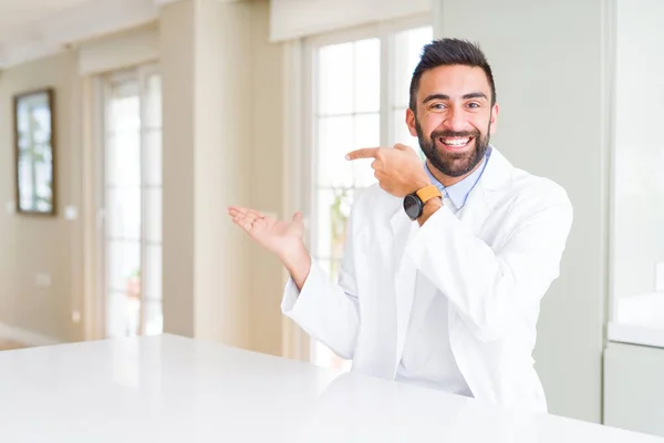 Stilig Spansktalande Läkare Eller Terapeut Man Bär Medicinsk Päls Kliniken — Stockfoto