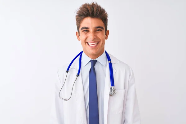 若いハンサムな医者の男は 顔に幸せでクールな笑顔で孤立した白い背景の上に聴診器を身に着けている ラッキーな人 — ストック写真