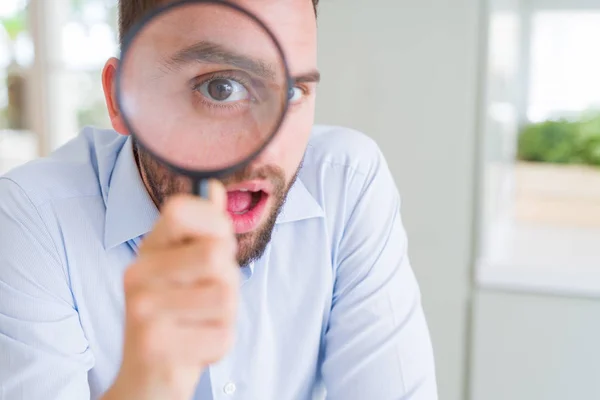 Knappe Zakenman Holding Vergrootglas Dicht Bij Gezicht Grote Ogen Grappige — Stockfoto