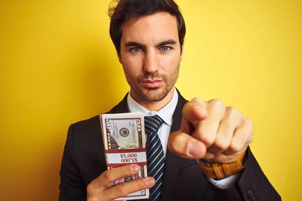 Joven Hombre Negocios Guapo Con Traje Sosteniendo Dólares Sobre Fondo — Foto de Stock