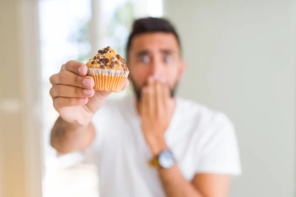 Bel Homme Hispanique Mangeant Des Pépites Chocolat Couverture Muffin Bouche — Photo