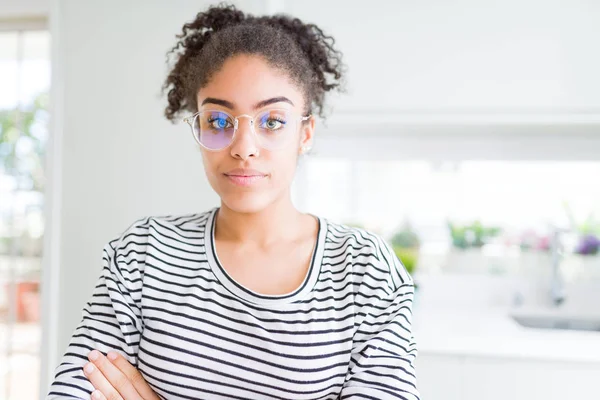 Linda Jovem Afro Americana Com Cabelo Afro Usando Óculos Relaxado — Fotografia de Stock