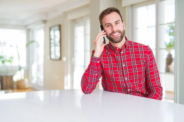 Bell Uomo Che Parla Smartphone Con Viso Felice Piedi Sorridente — Foto Stock