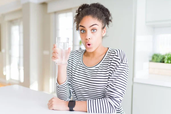 Chica Afroamericana Joven Bebiendo Vaso Agua Fresca Asustada Shock Con — Foto de Stock