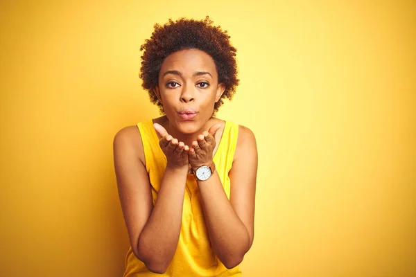 Beauitul Mulher Americana Africana Vestindo Camiseta Verão Sobre Fundo Amarelo — Fotografia de Stock