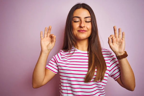 Jonge Mooie Vrouw Dragen Gestreepte Shirt Staande Geïsoleerde Roze Achtergrond — Stockfoto