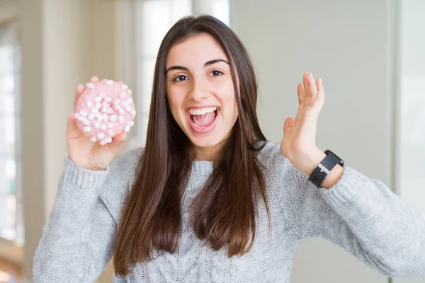 Красива Молода Жінка Їсть Цукровий Зефір Рожевий Пончик Дуже Щасливий — стокове фото