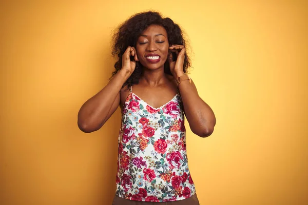 Afro Amerikaanse Vrouw Dragen Floral Zomer Shirt Geïsoleerde Gele Achtergrond — Stockfoto