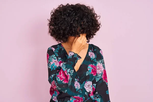Young Arab Woman Curly Hair Wearing Floral Dress Isolated Pink — Stock Photo, Image