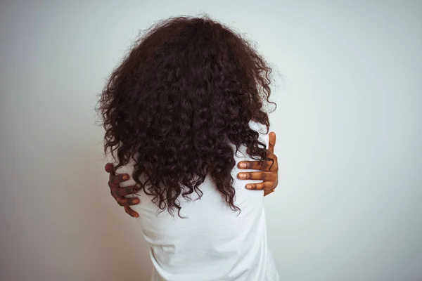 Mujer Afroamericana Joven Con Camiseta Pie Sobre Fondo Blanco Aislado —  Fotos de Stock