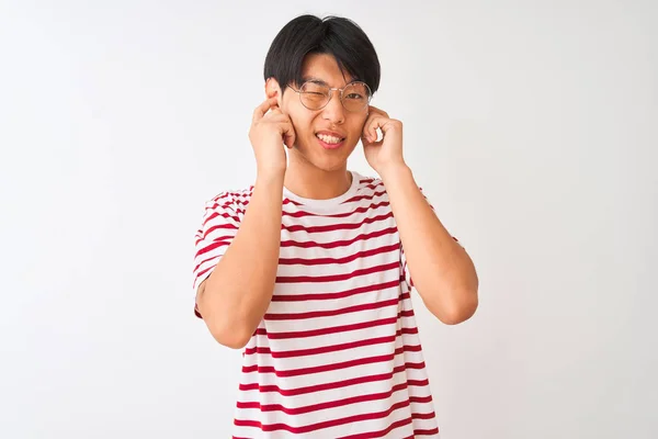 안경을 줄무늬 티셔츠를 중국인 남성이 시끄러운 소리에 짜증나는 표정으로 손가락으로 — 스톡 사진
