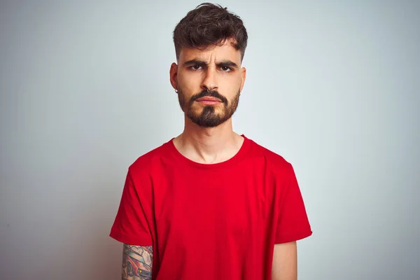 Junger Mann Mit Tätowierung Rotem Shirt Steht Skeptisch Und Nervös — Stockfoto