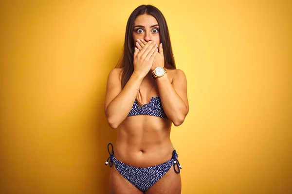 Joven Hermosa Mujer Vacaciones Con Bikini Pie Sobre Fondo Amarillo —  Fotos de Stock