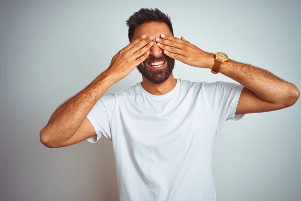 Νέος Ινδός Που Φοράει Shirt Στέκεται Πάνω Από Απομονωμένο Λευκό — Φωτογραφία Αρχείου