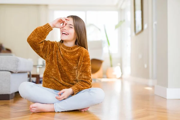 Hermosa Niña Sentada Suelo Casa Haciendo Buen Gesto Con Mano — Foto de Stock