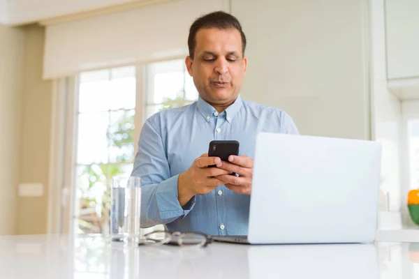 Laptop Ile Çalışma Smartphone Kullanarak Orta Yaş Erkek — Stok fotoğraf