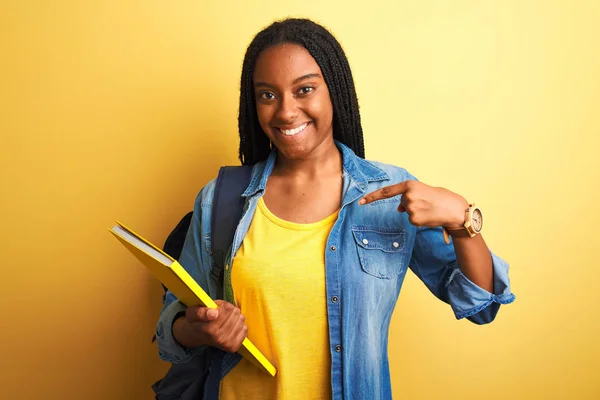 African American Student Woman Wearing Backpack Book Isolated Yellow Background — Stock Photo, Image