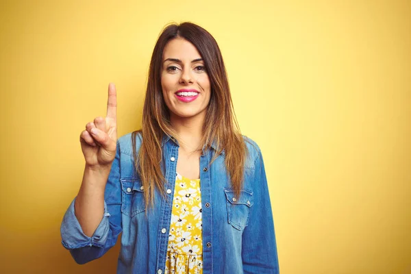 Jonge Mooie Vrouw Staande Gele Geïsoleerde Achtergrond Tonen Wijzend Met — Stockfoto