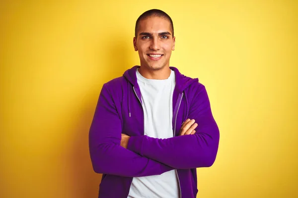 Joven Hombre Guapo Con Sudadera Púrpura Sobre Fondo Amarillo Aislado — Foto de Stock