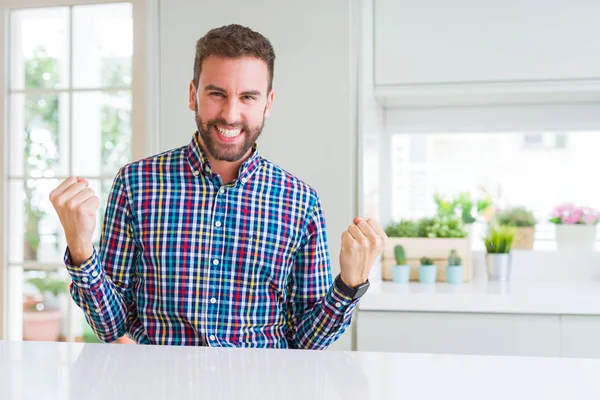 Knappe Man Draagt Kleurrijke Shirt Vieren Verrast Verbaasd Voor Succes — Stockfoto