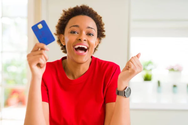 Junge Afrikanisch Amerikanische Frau Mit Kreditkarte Schreit Stolz Und Feiert — Stockfoto