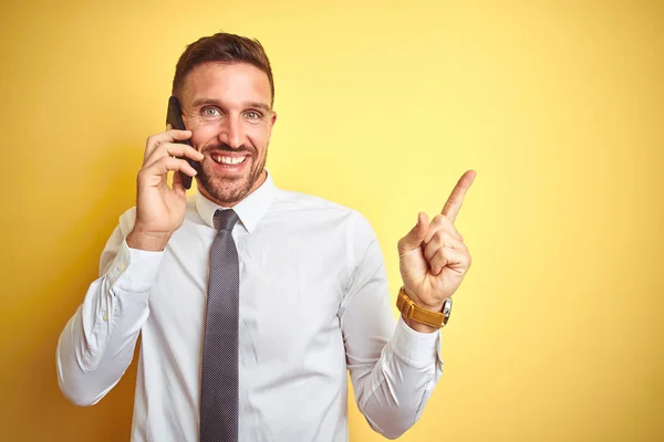 Jonge Knappe Business Man Praten Telefoon Gele Geïsoleerde Achtergrond Zeer — Stockfoto