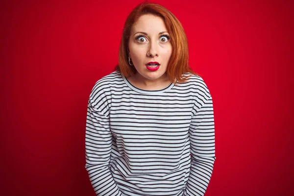 Mulher Ruiva Jovem Vestindo Tiras Camisa Marinha Sobre Fundo Isolado — Fotografia de Stock