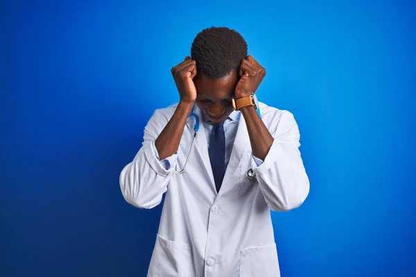 Médecin Afro Américain Homme Portant Stéthoscope Debout Sur Fond Bleu — Photo