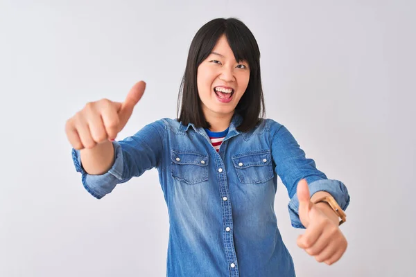 Jonge Mooie Chinese Vrouw Dragen Denim Shirt Geïsoleerde Witte Achtergrond — Stockfoto