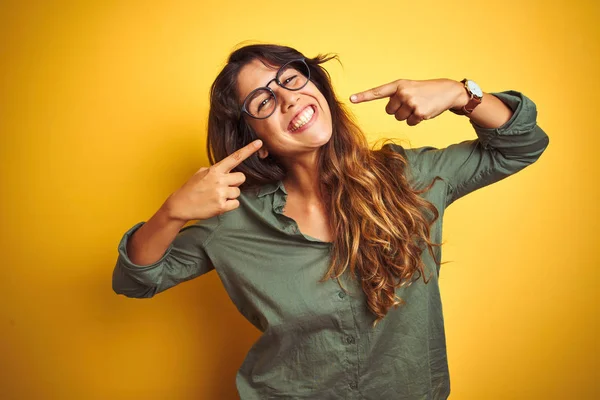 Jovem Mulher Bonita Vestindo Camisa Verde Óculos Sobre Fundo Isolado — Fotografia de Stock