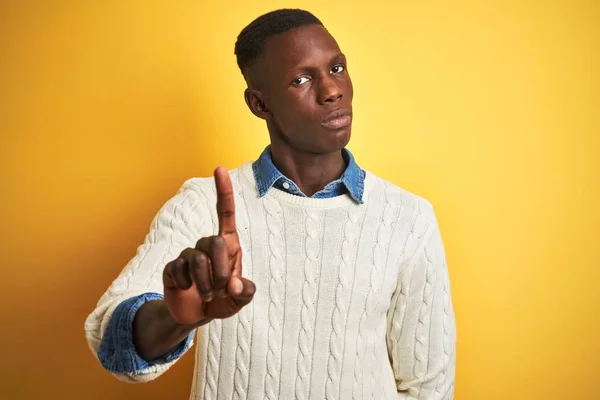 Afrikanisch Amerikanischer Mann Jeanshemd Und Weißem Pullover Vor Isoliertem Gelben — Stockfoto
