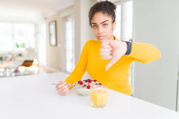 Junge Afroamerikanerin Isst Gesundes Müsli Zum Frühstück Mit Wütendem Gesicht — Stockfoto