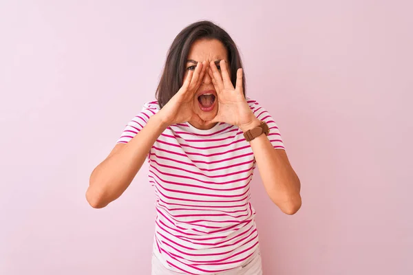 Junge Schöne Frau Gestreiftem Shirt Steht Über Isoliertem Rosa Hintergrund — Stockfoto