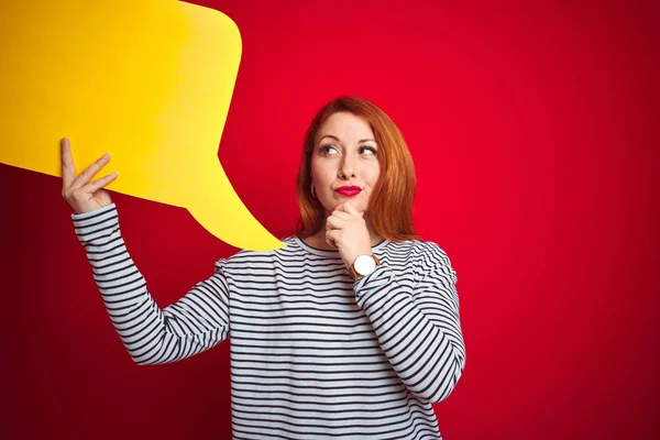 Jovem Bela Ruiva Mulher Segurando Amarelo Discurso Bolha Sobre Vermelho — Fotografia de Stock