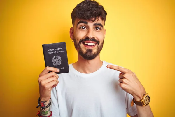 Mladý Muž Tetováním Který Nosí Italský Pas Itálie Přes Izolovaný — Stock fotografie