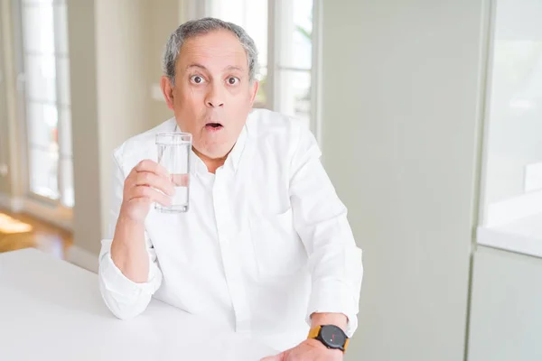Bell Uomo Anziano Che Beve Bicchiere Acqua Fresca Casa Spaventato — Foto Stock