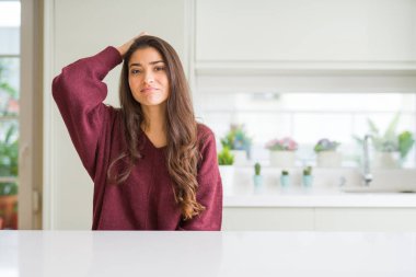 Genç güzel kadın evde yanıltır ve soru hakkında merak ediyorum. Şüphe, kafasına el ile düşünme ile belirsiz. Dalgın kavramı.