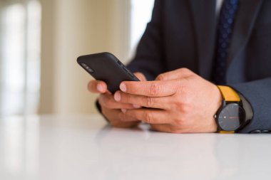 Smarpthone kullanarak iş adam elinde yakın çekim